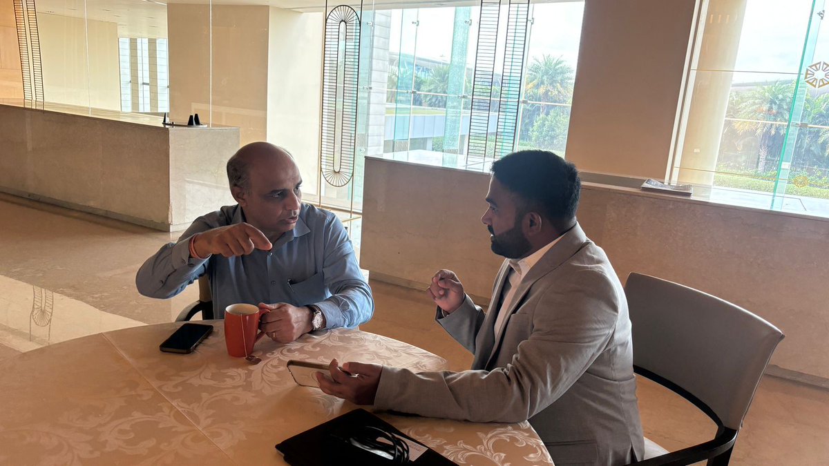 JM_Gurajala's tweet image. చిత్తూరు ఎమ్మెల్యే గురజాల జగన్ మోహన్ గారు ఎన్నికల ప్రచారంలో ఇచ్చిన మాట ప్రకారం చిత్తూరు నియోజకవర్గ యువత ఉపాధి అవకాశాల కొరకు నియోజకవర్గంలో పరిశ్రమల సంస్థాపనకై తన ప్రతినిధులచే ఇవాళ సాయంత్రం బెంగళూరు తాజ్ హోటల్లో ఔత్సాహిక ఫుటవేర్, గార్మెంట్స్, యాక్సెసరీస్ తయారీదారులతో సమావేశం…