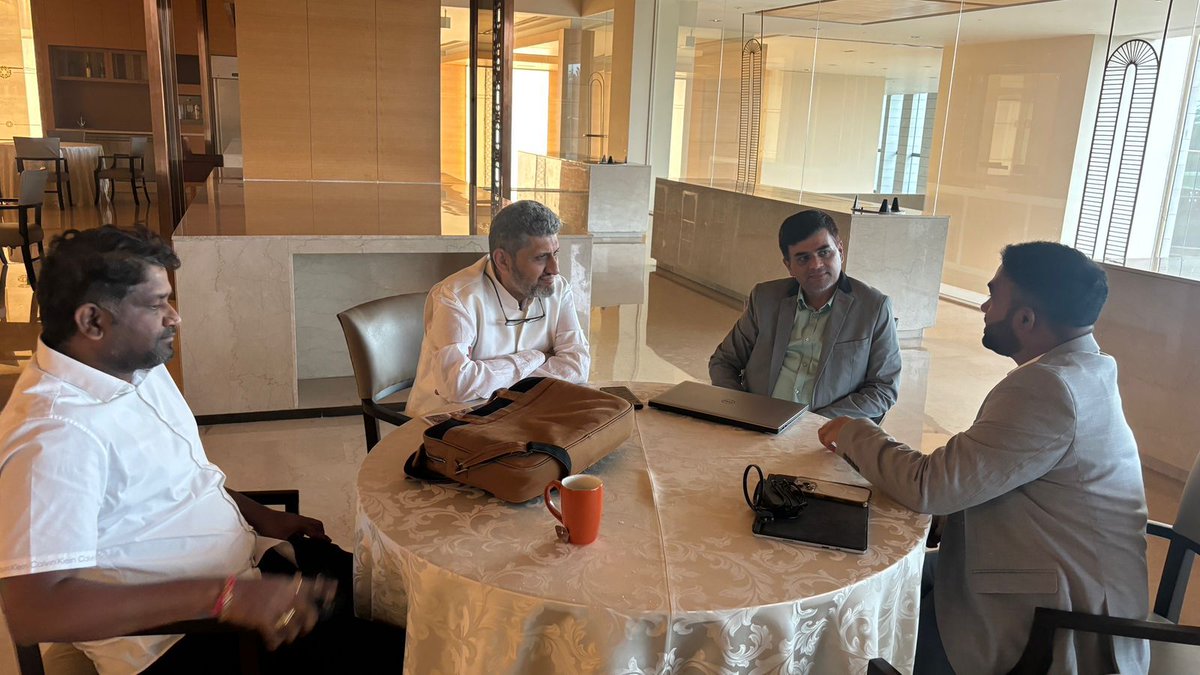 JM_Gurajala's tweet image. చిత్తూరు ఎమ్మెల్యే గురజాల జగన్ మోహన్ గారు ఎన్నికల ప్రచారంలో ఇచ్చిన మాట ప్రకారం చిత్తూరు నియోజకవర్గ యువత ఉపాధి అవకాశాల కొరకు నియోజకవర్గంలో పరిశ్రమల సంస్థాపనకై తన ప్రతినిధులచే ఇవాళ సాయంత్రం బెంగళూరు తాజ్ హోటల్లో ఔత్సాహిక ఫుటవేర్, గార్మెంట్స్, యాక్సెసరీస్ తయారీదారులతో సమావేశం…