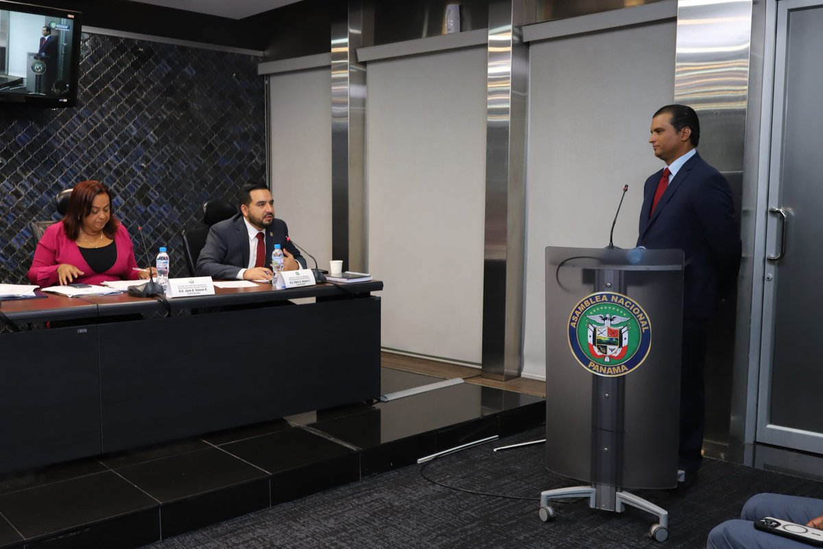 aacivilpty's tweet photo. Este martes, el capitán Rafael Bárcenas fue recomendado ante el pleno del Legislativo, para ser ratificado como Director General de la Autoridad Aeronáutica Civil (AAC). https://t.co/6c41IbvHfc