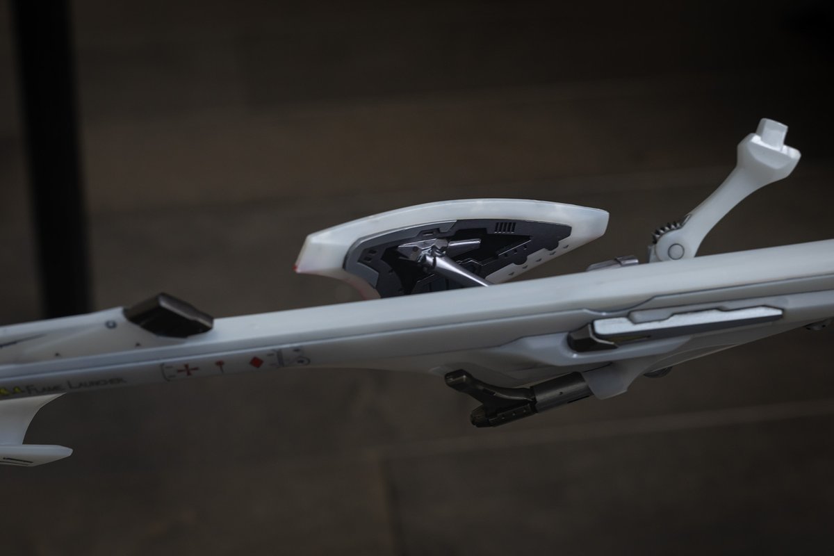 #fss_jp  
Flame Launcher を完成しました。透明部品を左右に貼るのは結構難しいですね 接合線部分だけ追加でClear Whiteで塗色してくれて接合線のほとんど見えなくしてくれ、フレームのないパーツは若干のClear Blue greyが追加された塗料で追加塗装して色足ランスを合わせました。