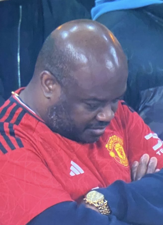 Trapkinq__zw's tweet image. Apa hauna kana cent, wakatorara usina kunamata, ko dai wakarota uri mukombi waibhadhara nei 😂😂😂