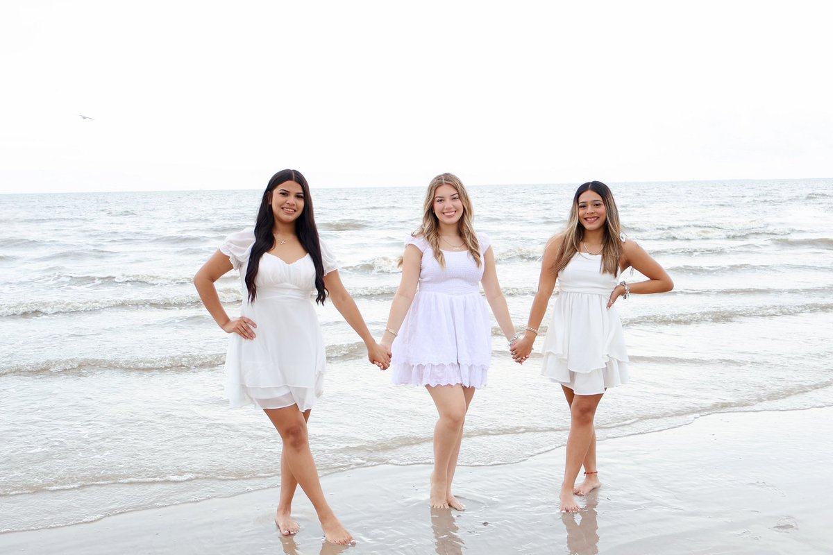 nl_dalia's tweet photo. the summer before senior year 🥹🌊☀️🐚 #seniorrep #Classof2025 @StephanieCantuu https://t.co/TZRrqgnxEJ