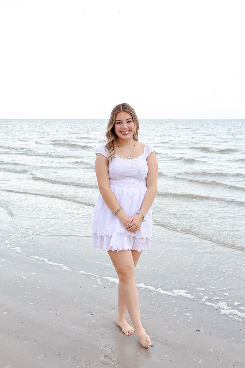 nl_dalia's tweet photo. the summer before senior year 🥹🌊☀️🐚 #seniorrep #Classof2025 @StephanieCantuu https://t.co/TZRrqgnxEJ
