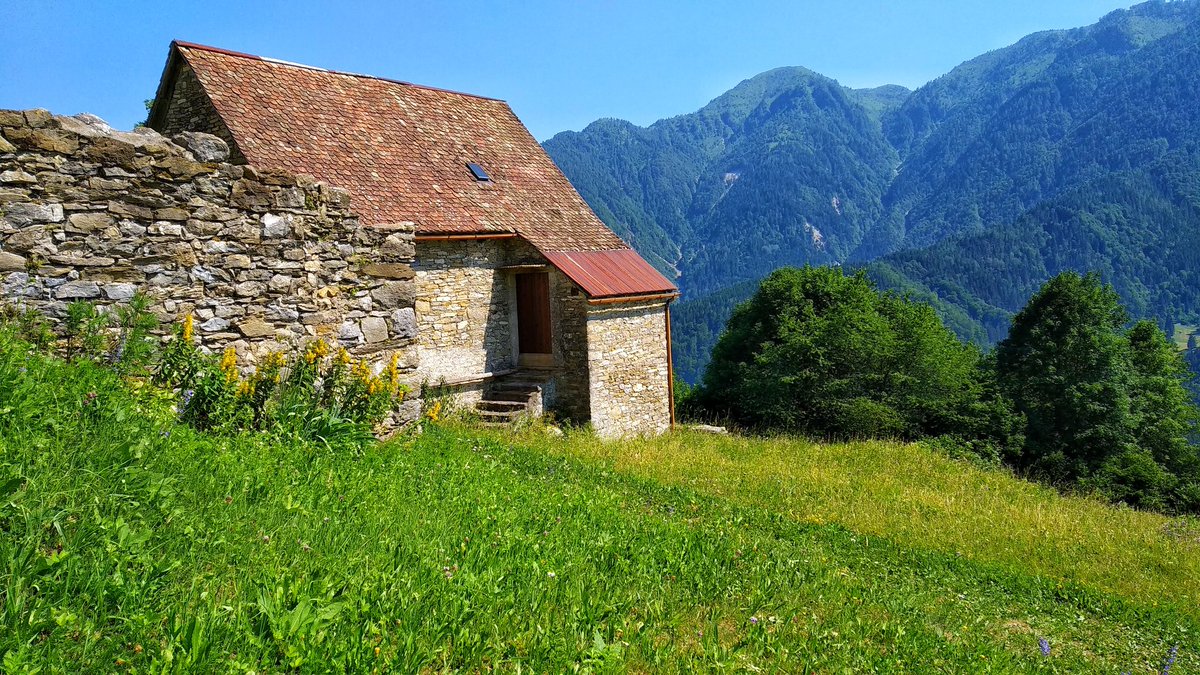 PaolaTreppo's tweet photo. Gli stavoli di #Orias sono un gruppo di 12 costruzioni rurali tipiche di montagna, in comune di Prato Carnico; siamo in Val Pesarina, il paese senza tempo. Venivano utilizzate dai #contadini come stazione intermedia durante i periodi di monticazione 
@regioneFVGit @VisitFVG https://t.co/K9QDSzGVAU