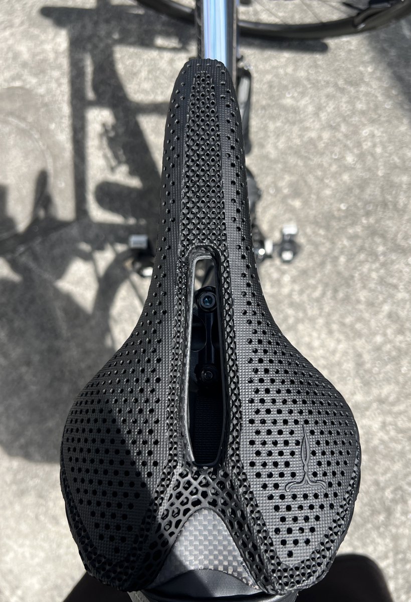 サドルをELVESのMAGIC OSSE PROに交換、座面は3D繊維の弾力設定が座っ