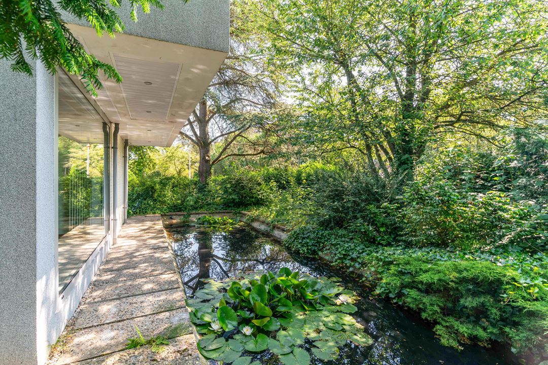 Op zoek naar een klein miljoen voor een restauratie project. Ideeën <a href="/MartjanKuit/">Martjan Kuit</a>? #architecture #midcentury funda.nl/detail/koop/de…