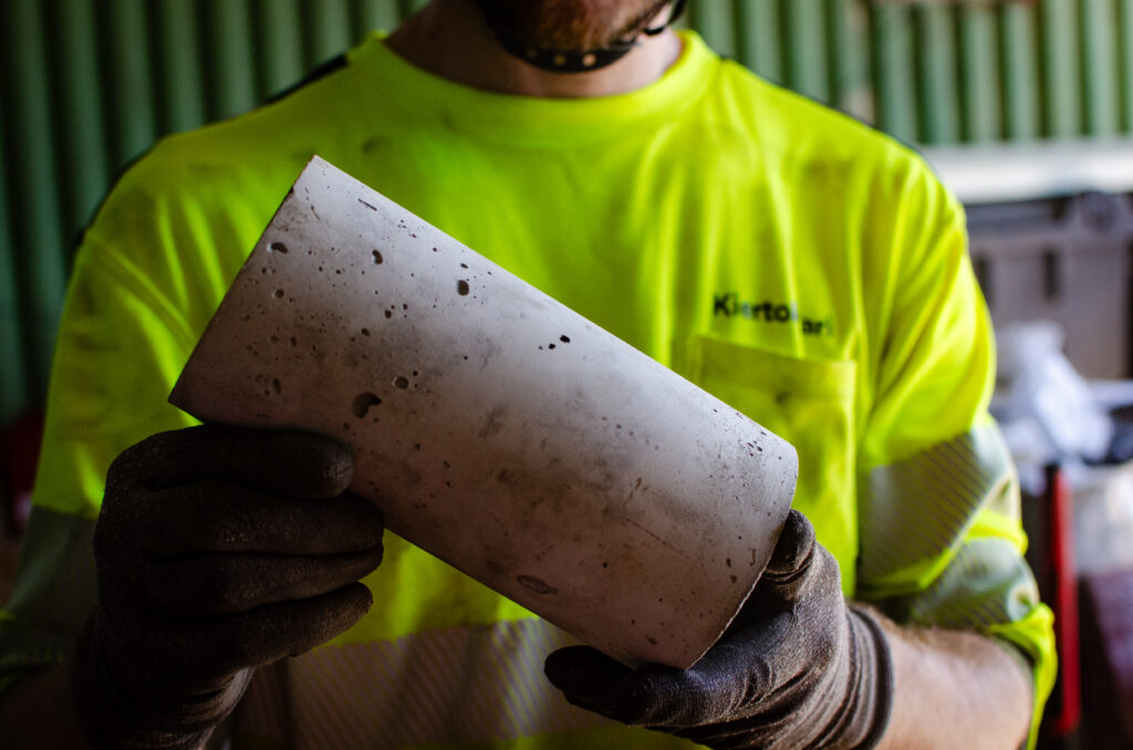 Tutkimme yhteistyössä <a href="/UniOulu/">University of Oulu</a> kanssa hiekan korvaamista betonirakentamisessa lämmön- ja sähköntuotannossa syntyvällä pohjatuhkalla . Raamit pilotille antaa kansainvälinen EU:n Horizon Europe -ohjelman rahoittama <a href="/AshCycleProject/">AshCycle</a>.

Lue lisää:
kiertokaari.fi/pohjatuhkasta-…