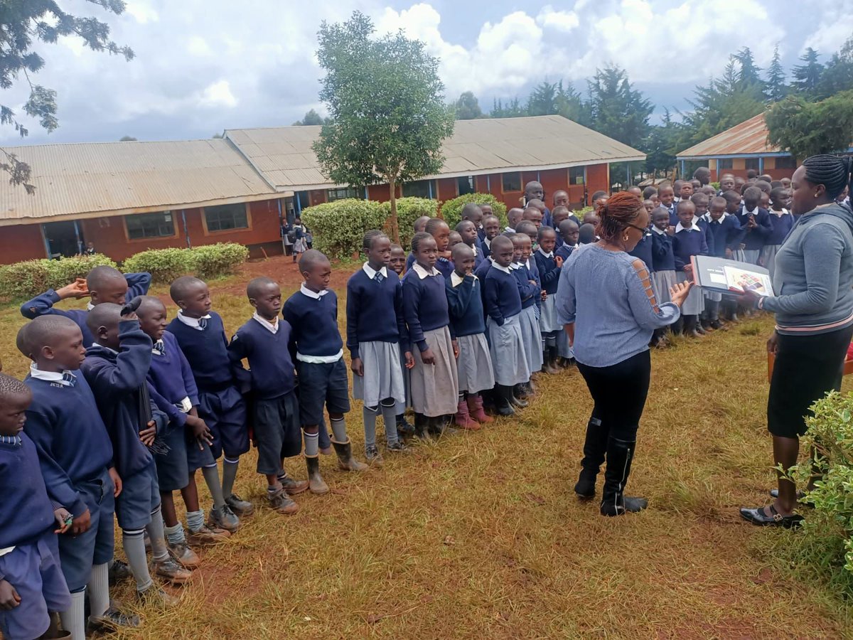 JhpiegoKenya's tweet image. Jhpiego&apos;s #HAPPI project is facilitating school and community vaccination exercises to reach both girls and boys with health education on #HPV. We are providing the vaccine to girls aged 10-14, ensuring a healthier future for all.