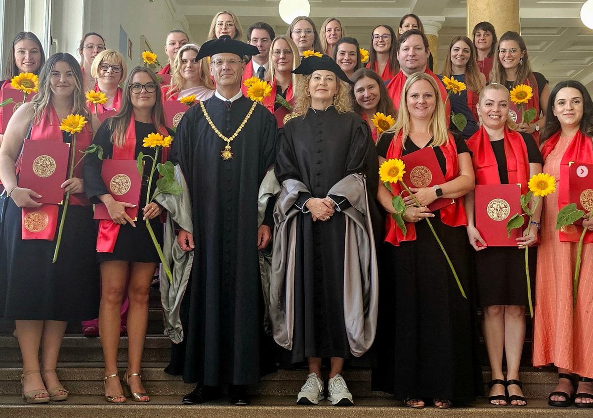 RewiUibk's tweet photo. Anfang Juli fand der feierliche Abschluss des Universitätslehrganges „Akademisch geprüfte #Kanzleiassistenz“ statt.
Wir gratulieren allen Absolvent:innen!
Auch interessiert? Hier gibt's alle Infos zum Lehrgang: https://t.co/6yd0OuUTEH https://t.co/ii3LxHNSso