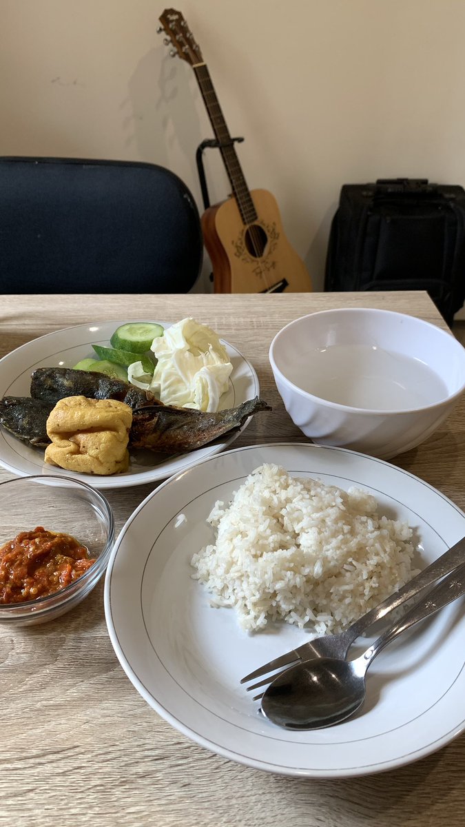 Met makan siang dunia halu