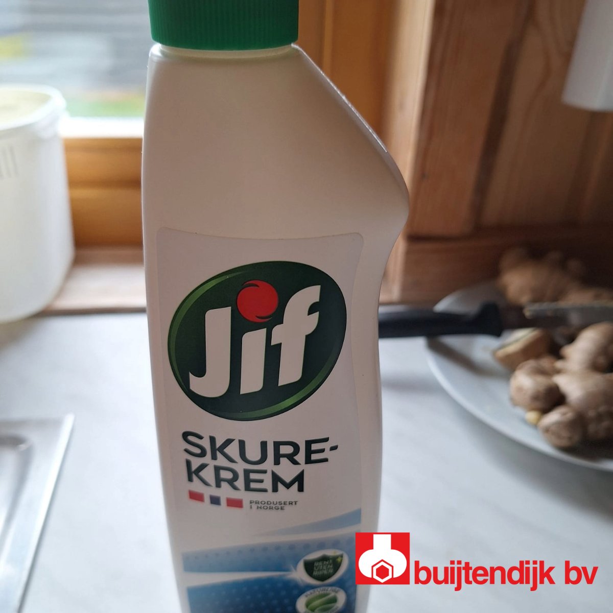 Buijtendijkbv's tweet photo. #Vakantie! Tenminste, voor sommige.  Dave is hier momenteel met zijn gezin volop van aan het genieten! Lekker aan het "skure" met zijn @Hikoki monstertruck en af en toe een frisse duik. Ondertussen zijn wij  aan de noeste arbeid en dit de hele zomer door. Kom jij nog langs? https://t.co/iYLr4wcIN7