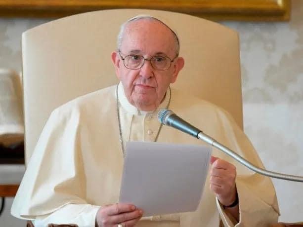 PadreTomasB's tweet photo. Muchos me preguntan porque el Papa Francisco no se pronuncia sobre lo sucedido en los Juegos Olímpicos. 

    Mi respuesta es la siguiente: no lo sé. Esa es una pregunta que habría que hacerle al mismo Papa Francisco, y yo no soy su vocero.
 
    No voy a criticar al Santo Padre en las redes sociales. Nunca cruzaré esa línea. 

  Para mi es claro que el Papa Francisco (y todo Papa) no es infalible siempre y en todo, sino solamente cuando define un dogma o cuando habla según el Magisterio Ordinario Definitivo. En todo lo demás, el Papa se puede equivocar y puede cometer errores. También se puede equivocar cuando actúa en política. 

   Yo puedo decir que no siempre he estado de acuerdo con el Santo Padre en todo, y no soy un adulador compulsivo de ningún ser humano. No sigo en el error a nadie, pues el error siempre es un error, diga quien lo diga. 

   Con esto dicho, tampoco voy a caer en la dialéctica de aquellos que se la pasan criticando al Papa Francisco y le viven saltando a la yugular. No me dedico a eso en las redes sociales.  Una cosa es no estar de acuerdo con el Papa en determinados puntos, pero otra cosa es faltarle el respeto de modo permanente. 

   Mi padre, cuando vivía, no era perfecto. En mil cosas he estado en desacuerdo con él, y se lo dije muchas veces. Pero a mi padre yo no le faltaba el respeto ni le alzaba la voz. El Papa Francisco es nuestro padre espiritual. Puede que cometa errores, puede que no sea perfecto, puede que no siempre estemos de acuerdo con él. Pero como padre espiritual y como Vicario de Cristo le debemos respeto. 

   Si uno estudia la historia de la Iglesia, cuando San ignacio del Loyola saca sus reglas para sentir con la Iglesia, en ese tiempo los Papas no se caracterizaban por la santidad de vida. Estaba el Papa Julio II que vendía indulgencias, el Papa Alejandro VI que tenía varias mujeres, el Papa Clemente VII que se alió con los musulmanes y con los protestantes en contra de Carlos V, quien protegía el catolicismo en toda Europa, etc. San Ignacio fundó la compañía de Jesús en tiempos donde había Papas que  eran grandes pecadores. Sin embargo, el fundador de la compañía de Jesús le puso a los jesuitas el 4to voto de obediencia al Santo Padre, y sacó las reglas para sentir con la Iglesia. Es decir, los santos no dejaban de ver en el Papa al sucesor de Pedro y Vicario de Cristo, por más que estos fuesen grandes pecadores y cometiesen muchos errores. 

  Por lo tanto: sepan que aunque no sigo a nadie en el error, ni nunca defenderé lo indefendible venga de quien venga, tampoco usaré mis redes sociales para atacar al Papa Francisco. No siempre estoy de acuerdo con él, no soy un adulador compulsivo del Papa, no le aplaudo cada cosa que hace. Pero tampoco busco cualquier excusa para hablar mal de él, ni me dedico a criticarlo sin piedad.  Es nuestro padre espiritual, y merece nuestro respeto, aún cuando en alguna que otra cosa no estemos de acuerdo con lo que haga.

  Por lo tanto, esta es mi posición con respecto al Santo Padre. Él mismo pide que recemos por él, así que nunca nos olvidemos de recordarlo en nuestras oraciones diarias. 

  Bendiciones para todos.