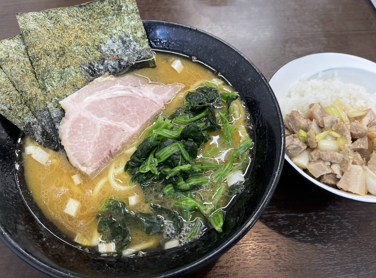 RichanMaple's tweet photo. 塚田家
ラーメン並ライス

店内の香りは減りスープも通常時に戻る途中！上層5分の2くらいは昨日の獣感がほんのり香る🐷

昨日を10とすると3か4くらいの香り👃
下の層はいつもの飽きないバランス型でハイブリッドな面白いラーメンです😊

この変化に2日間立ち会え貴重な体験👍
本日も美味さフィーバー🎰 https://t.co/G73FOjzSar