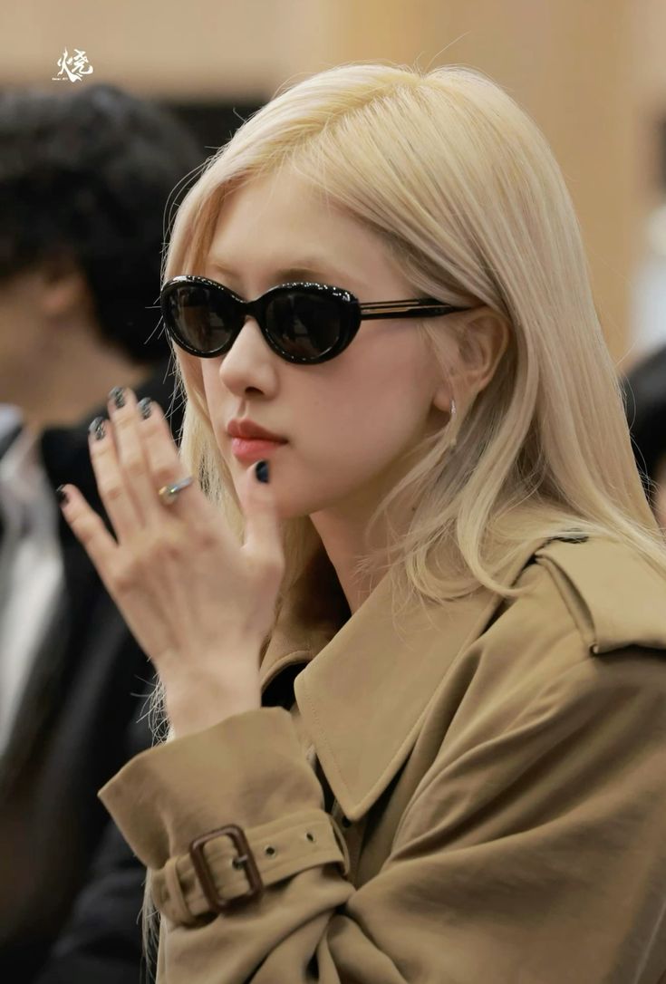 hourly rosé tweet media