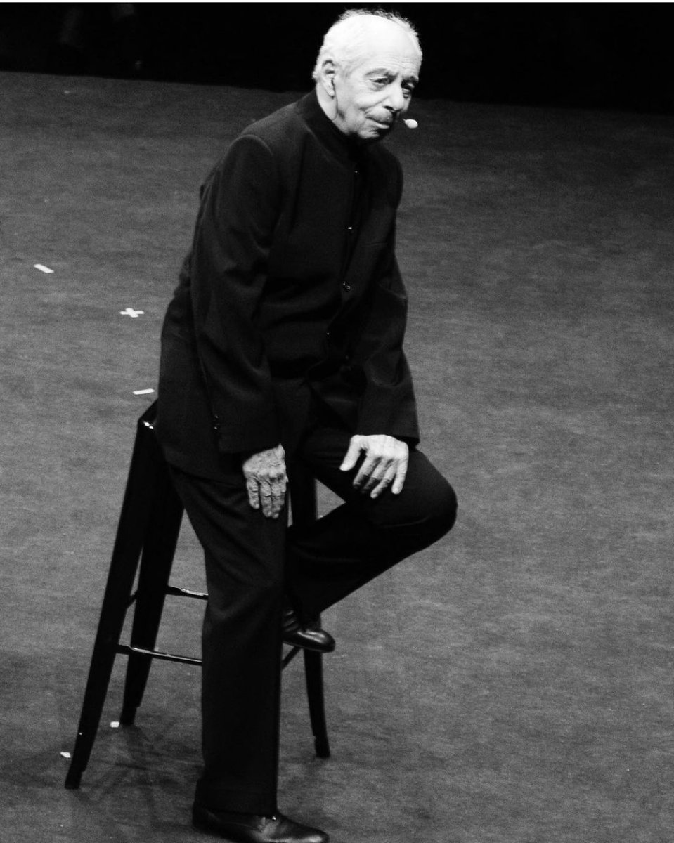 86 yaşının son anına kadar; bu toplumun hiçbir sıkıntısına yüz çevirmeyen "aydın" kelimesinin tam karşılığı, koca bir yürek, dev bir sanatçı...
#gencoerkal 'ı kaybettik...
Nazım'ın sesi, sustu...
Başın sağolsun Türkiye.