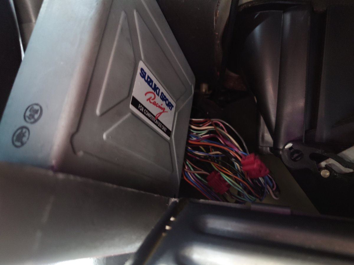 FVTR2501's tweet photo. 車内でゴソゴソ作業していたんだけど…マフラー以外ノーマルだと思っていたのに…。
#カプチーノ https://t.co/QqNlVRdkYe