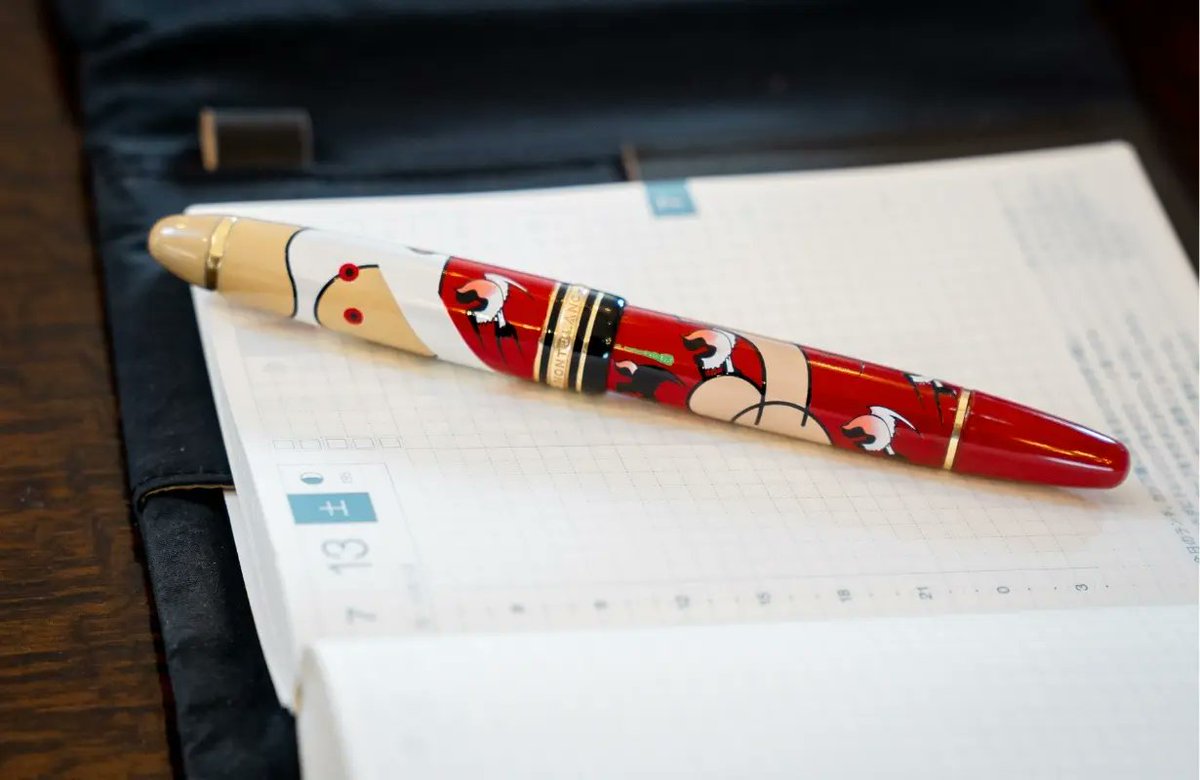 PRTIMES_JP's tweet photo. ikiri、古いモノや廃棄されるモノに現代アートのデザインで日本の伝統工芸の蒔絵を施したスーパーアップサイクルな蒔絵万年筆とペンケース誕生
https://t.co/IOQWw1iE54　@PRTIMES_JP https://t.co/E5VGC1Pd1w