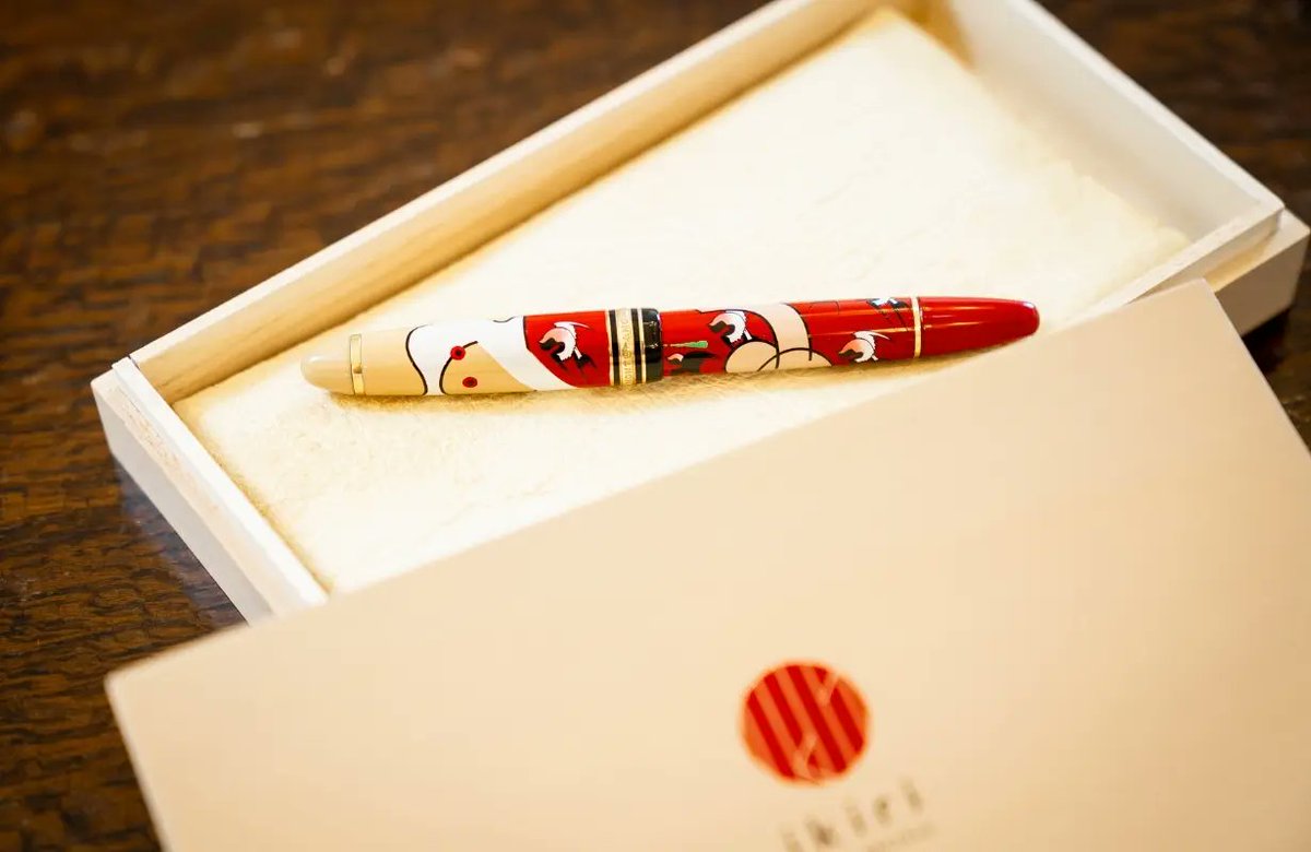 PRTIMES_JP's tweet photo. ikiri、古いモノや廃棄されるモノに現代アートのデザインで日本の伝統工芸の蒔絵を施したスーパーアップサイクルな蒔絵万年筆とペンケース誕生
https://t.co/IOQWw1iE54　@PRTIMES_JP https://t.co/E5VGC1Pd1w