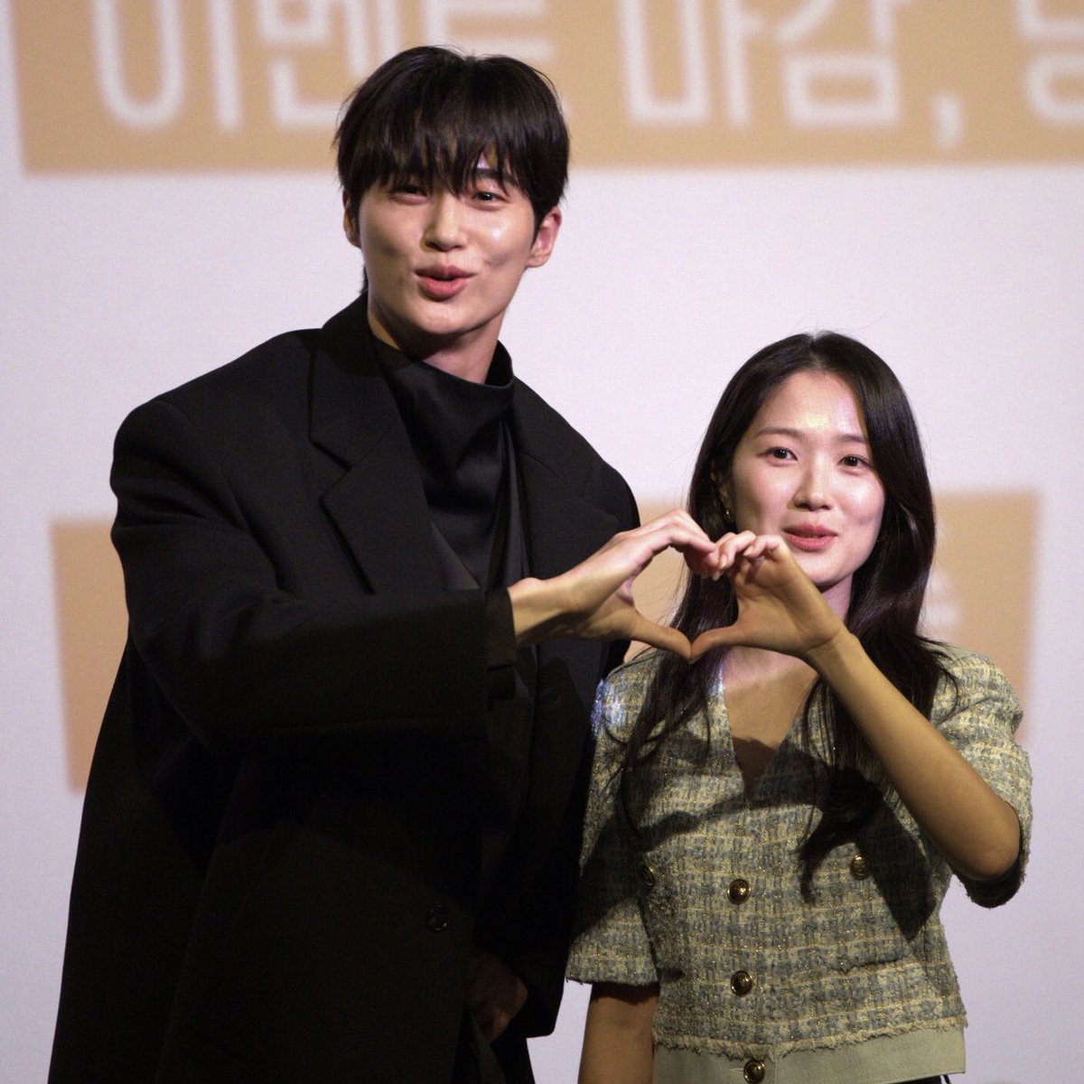 melodecirols's tweet photo. love sign🫶🏻 https://t.co/rzKYWxk4jf