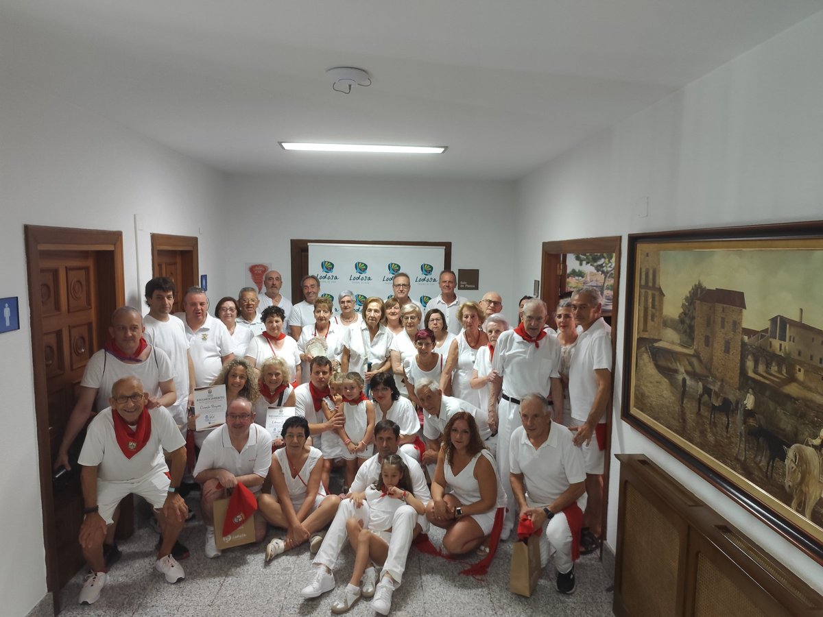 "Hoy estamos aquí, los hijos d una generación de luchadores. Va por ellos este chupinazo.Nosotros junto con la Asoc d comerciantes,servicios y hostelería,os damos las gracias por apoyar al comercio local.Entre todos hacemos un pueblo vivo!Viva el comercio local!Viva #lodosa