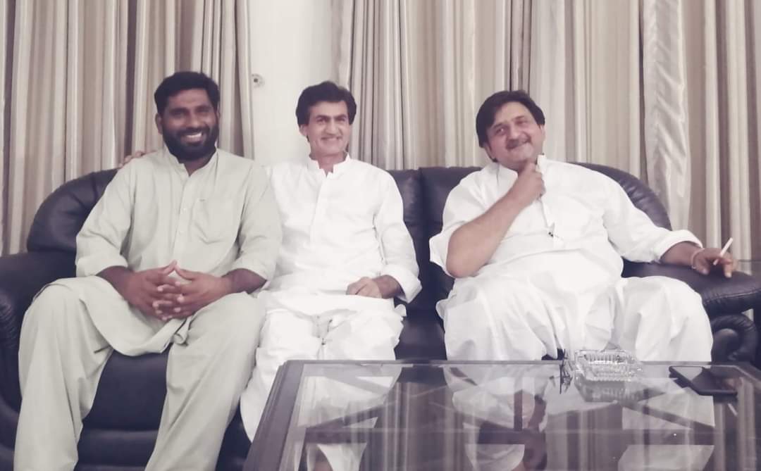 ایک اہم میٹنگ کے بعد سپیکر پنجاب اسمبلی  ملک محمد احمدخاں <a href="/MalikMAhmadKhan/">Malik Ahmad Khan (Official)</a> اورضلعی چیرمین  ملک اعجاز احمد خاں کے ساتھ خوشگوار موڈ میں