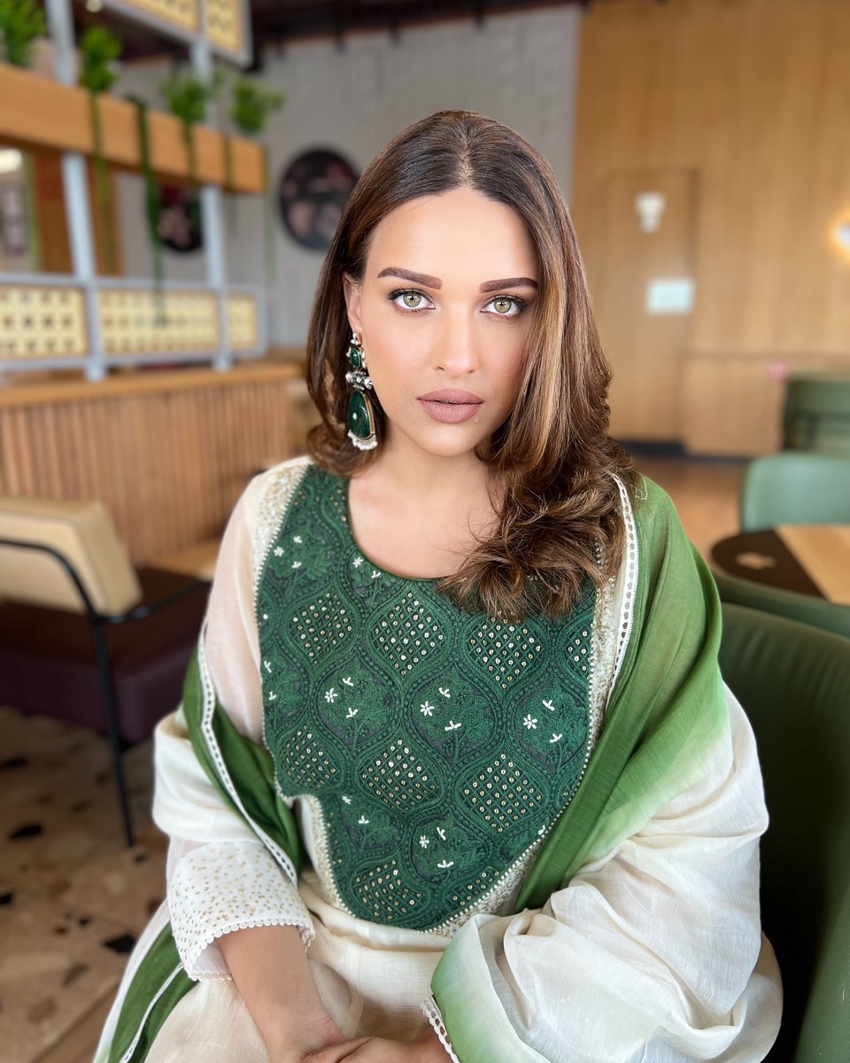 Cine_Chaser's tweet photo. #HimanshiKhurana 👑 https://t.co/ahiUNVjE2q