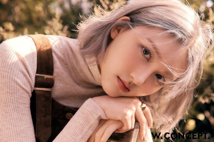 folkloreall's tweet image. 𝓣   .. Autumn is the season when leaves fall gracefully. Covering the streets with various coloured leaves. The green trees have turned red and orange. ‘‘Historic buildings’’ add to the city's old-world charm. (Autumn —  is so lovely)