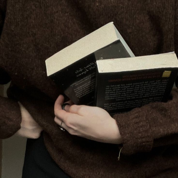 folkloreall's tweet image. 𝓣   .. Autumn is the season when leaves fall gracefully. Covering the streets with various coloured leaves. The green trees have turned red and orange. ‘‘Historic buildings’’ add to the city's old-world charm. (Autumn —  is so lovely)