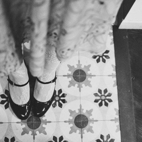 folkloreall's tweet image. 𝓣   .. Autumn is the season when leaves fall gracefully. Covering the streets with various coloured leaves. The green trees have turned red and orange. ‘‘Historic buildings’’ add to the city's old-world charm. (Autumn —  is so lovely)