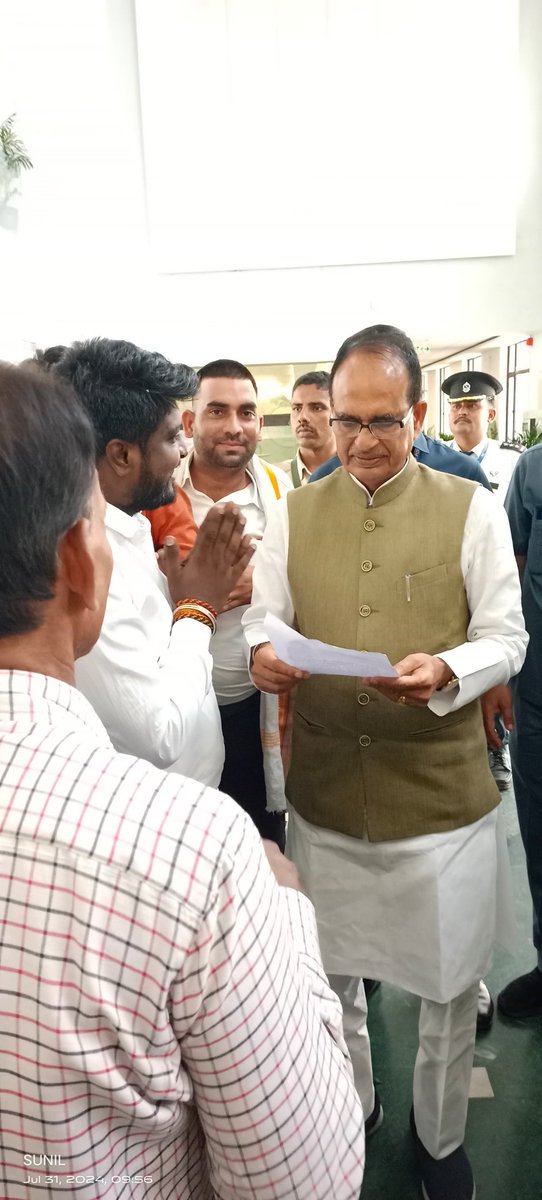 आज माननीय शिवराज सिंह चौहान जी केंद्रीय मंत्री ग्रामीण विकास मंत्रालय एवं कृषि मंत्रालय जी से जानसेवा मित्रों की सेवा को बढ़ाया जाए उसके उपलक्ष में मुलाकात हुई और मामा जी ने ठोस आश्वासन दिया है आप चिंता मत करो जल्दी आपके पक्ष में फैसला आएगा आपका अपना *विक्की उपाध्याय*🙏