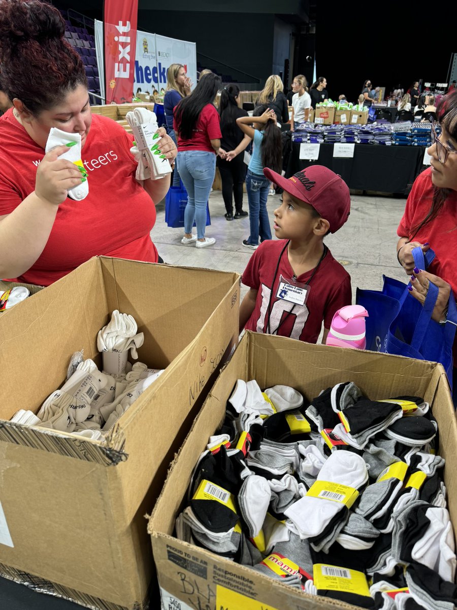 PalmLanePride's tweet photo. A huge thank you to everyone involved with the back to school clothing drive at GCU! Our families and scholars were beyond thrilled! @PalmLanePride @ScottNighCSD83 #BeTheGameChanger https://t.co/lKyA6o3eLr