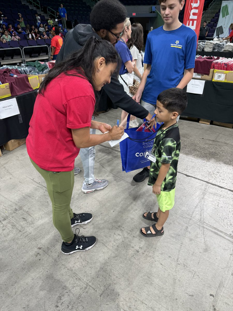 PalmLanePride's tweet photo. A huge thank you to everyone involved with the back to school clothing drive at GCU! Our families and scholars were beyond thrilled! @PalmLanePride @ScottNighCSD83 #BeTheGameChanger https://t.co/lKyA6o3eLr
