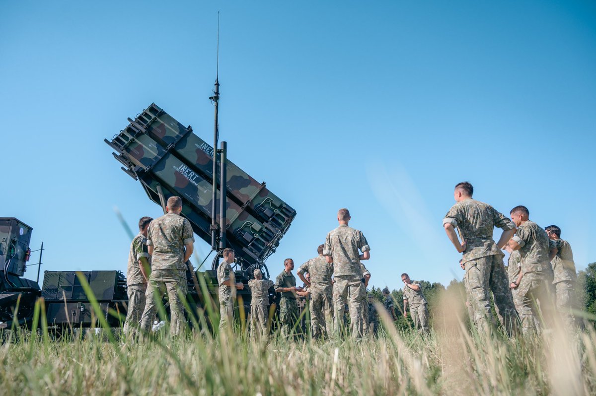 DGLC_KL's tweet photo. Voor #TaskForcePatriot vond de oefening #BalticConnection '24 in 🇱🇹 plaats. In juli stonden meerdere oefendoelstellingen centraal. Een van de doelen was het trainen van snelheid en wendbaarheid in het verplaatsen en inzetten van #Patriot-luchtafweersystemen. En dat is gelukt! https://t.co/Qs2vcw3lPN