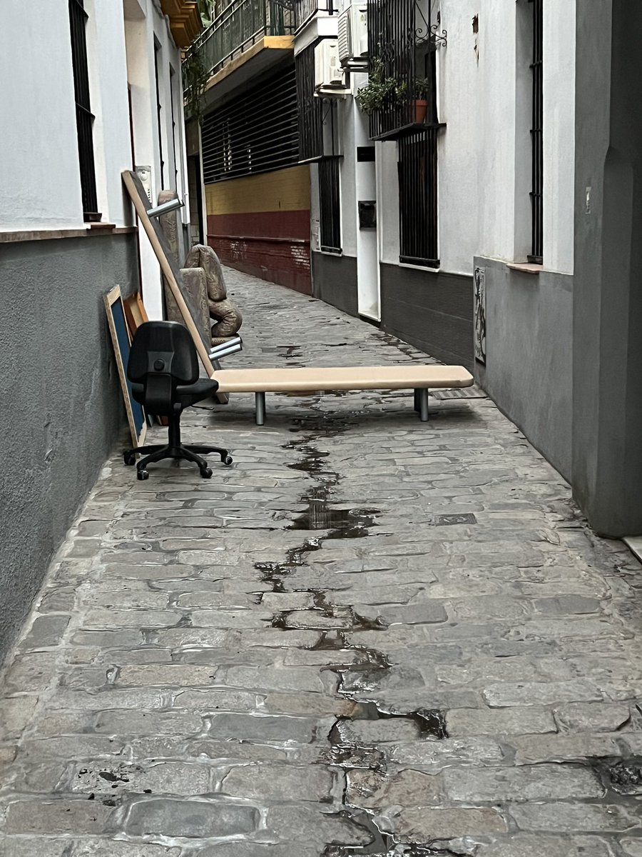 Buenos días!! El incivismo del personal ya no tiene límites!! He tenido yo mismo que mover los muebles para poder pasar!! Calle Tintes <a href="/eveliarincon/">Evelia Rincón</a> <a href="/LipasamSevilla/">Lipasam</a> <a href="/Ayto_Sevilla/">Ayuntamiento de Sevilla</a>