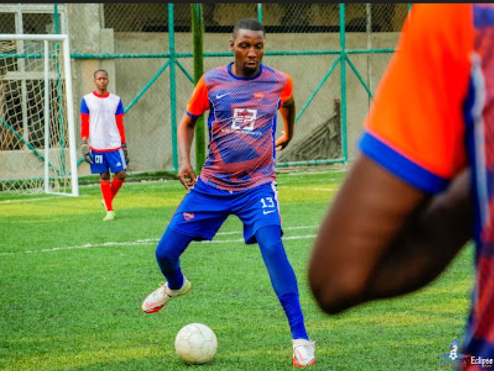 EladoFc's tweet image. Skills of a true defender @DAVIDAWILO1 ,,,@KitungaLeague GW14
#Season7
#ElitePublishersLtd
#TulumbeKaaziFinal