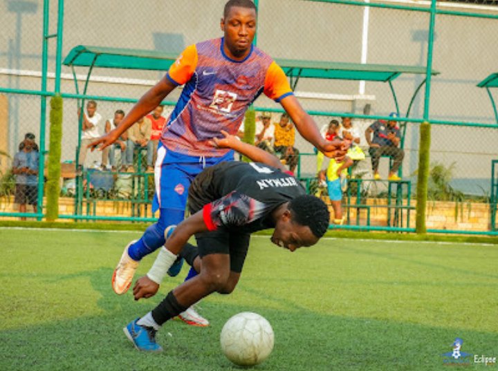 EladoFc's tweet image. Skills of a true defender @DAVIDAWILO1 ,,,@KitungaLeague GW14
#Season7
#ElitePublishersLtd
#TulumbeKaaziFinal