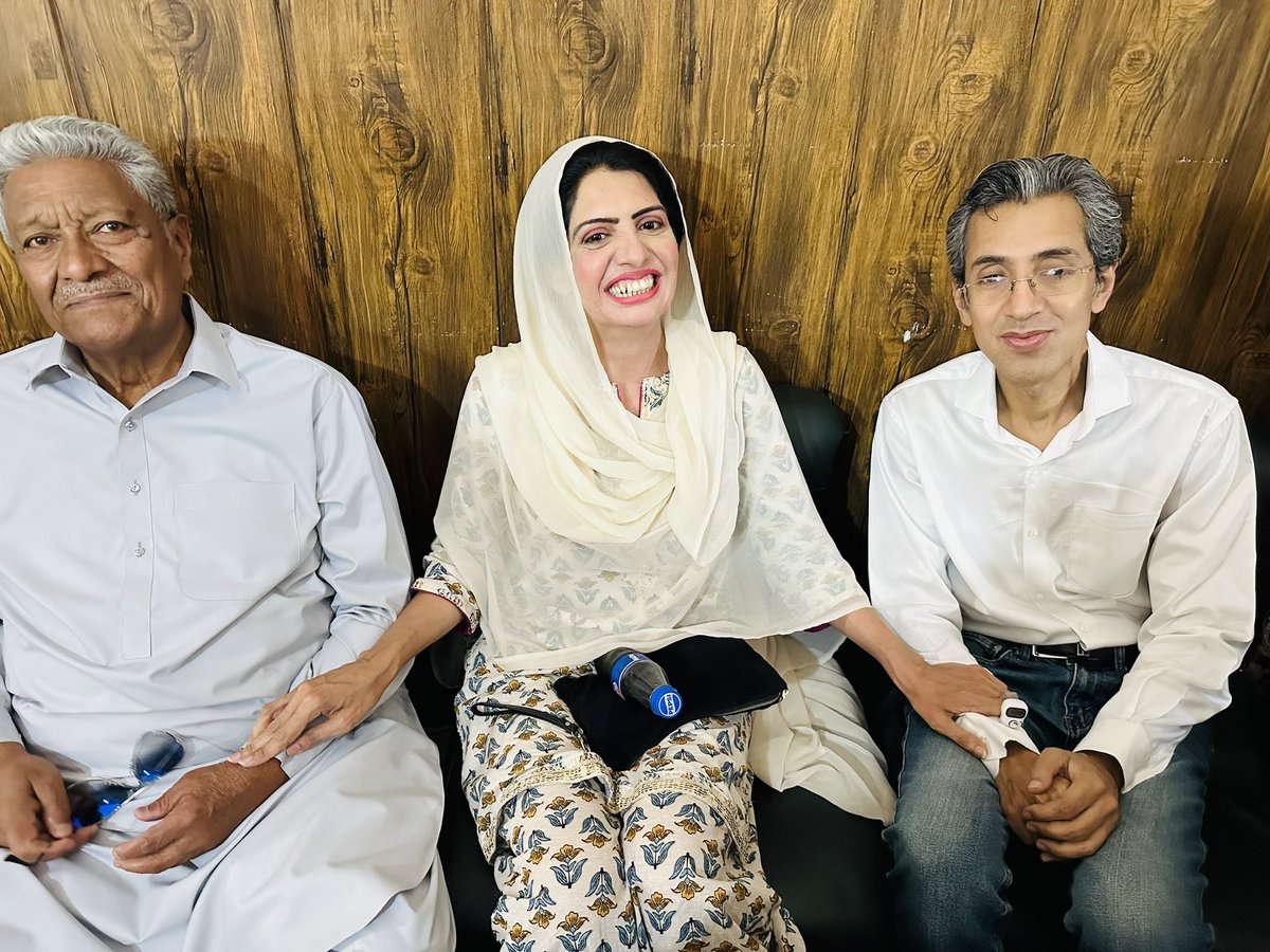 عالیہ حمزہ کی ضمانت کے بعد ان کے باپ اور شوہر کی خوشی قابل دید ہوگی ❤️