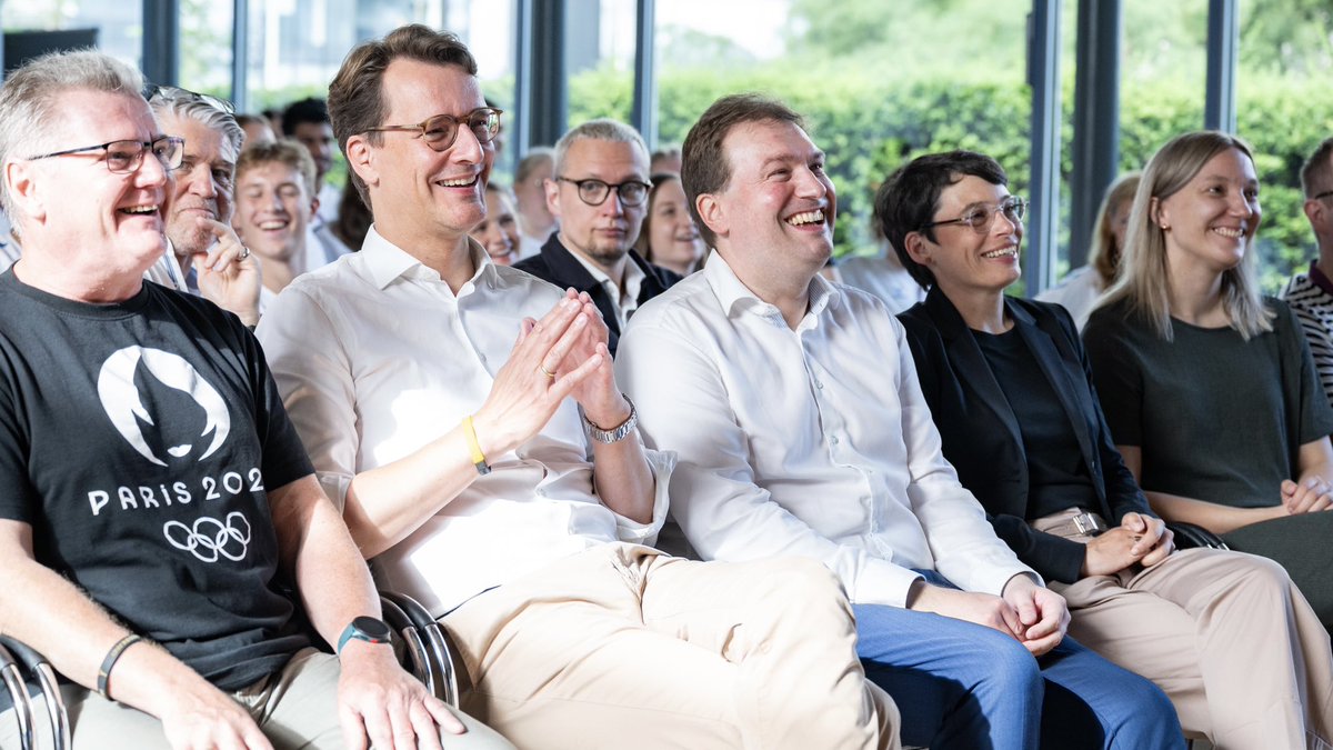 Staatskanzlei NRW (@landnrw) on Twitter photo Im 🇩🇪-🇫🇷 Jugendlager des <a href="/LSB_NRW/">Landessportbund NRW</a> können Nachwuchs & Engagierte zwei Wochen die Atmosphäre der #Olympics live erleben. MP <a href="/HendrikWuest/">Hendrik Wüst</a> nach dem Austausch: „Dieses Projekt im Herzen Europas zeigt, wie Sport Menschen über Grenzen hinweg verbindet.“ <a href="/JosefinePaul/">Josefine Paul</a> #Paris2024 Im 🇩🇪-🇫🇷 Jugendlager des <a href="/LSB_NRW/">Landessportbund NRW</a> können Nachwuchs & Engagierte zwei Wochen die Atmosphäre der #Olympics live erleben. MP <a href="/HendrikWuest/">Hendrik Wüst</a> nach dem Austausch: „Dieses Projekt im Herzen Europas zeigt, wie Sport Menschen über Grenzen hinweg verbindet.“ <a href="/JosefinePaul/">Josefine Paul</a> #Paris2024