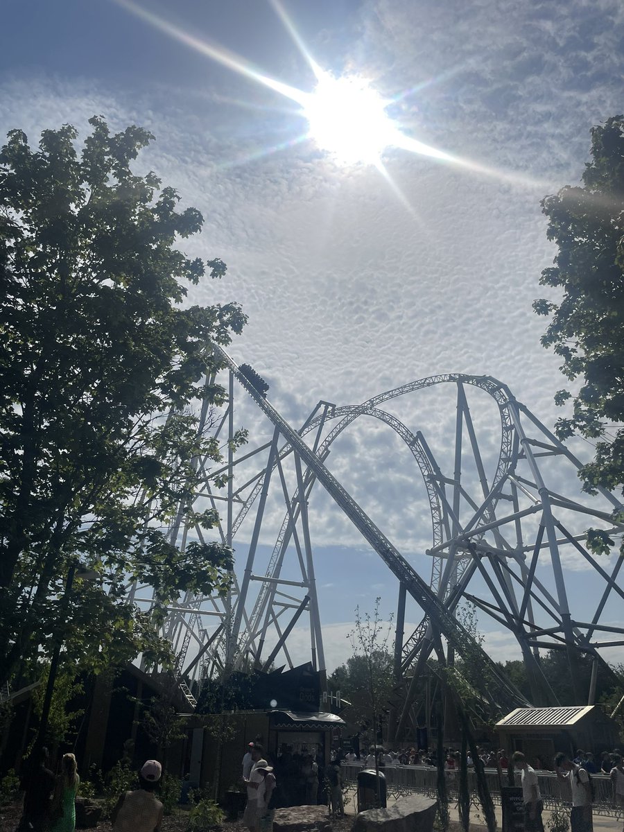 womblefur's tweet photo. Just bought fast track for this! And it’s broken down mid ride with people on it! …. @THORPEPARK  #hyperia https://t.co/MnoWwWRsc5