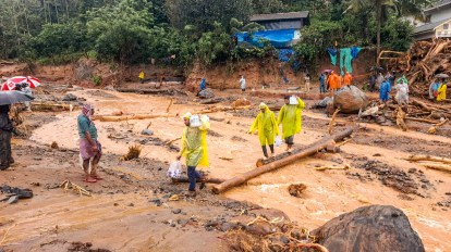 choforexo's tweet photo. Wayanad looks like this and those wearing orange coats are not rss... And yes a lot of volunteers from all religions and political parties are there along with forces. So stop politicising a disaster on religious grounds https://t.co/5sRSY8TXou