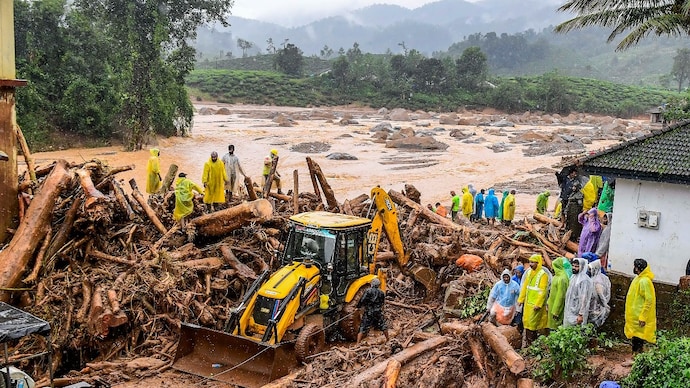 choforexo's tweet photo. Wayanad looks like this and those wearing orange coats are not rss... And yes a lot of volunteers from all religions and political parties are there along with forces. So stop politicising a disaster on religious grounds https://t.co/5sRSY8TXou