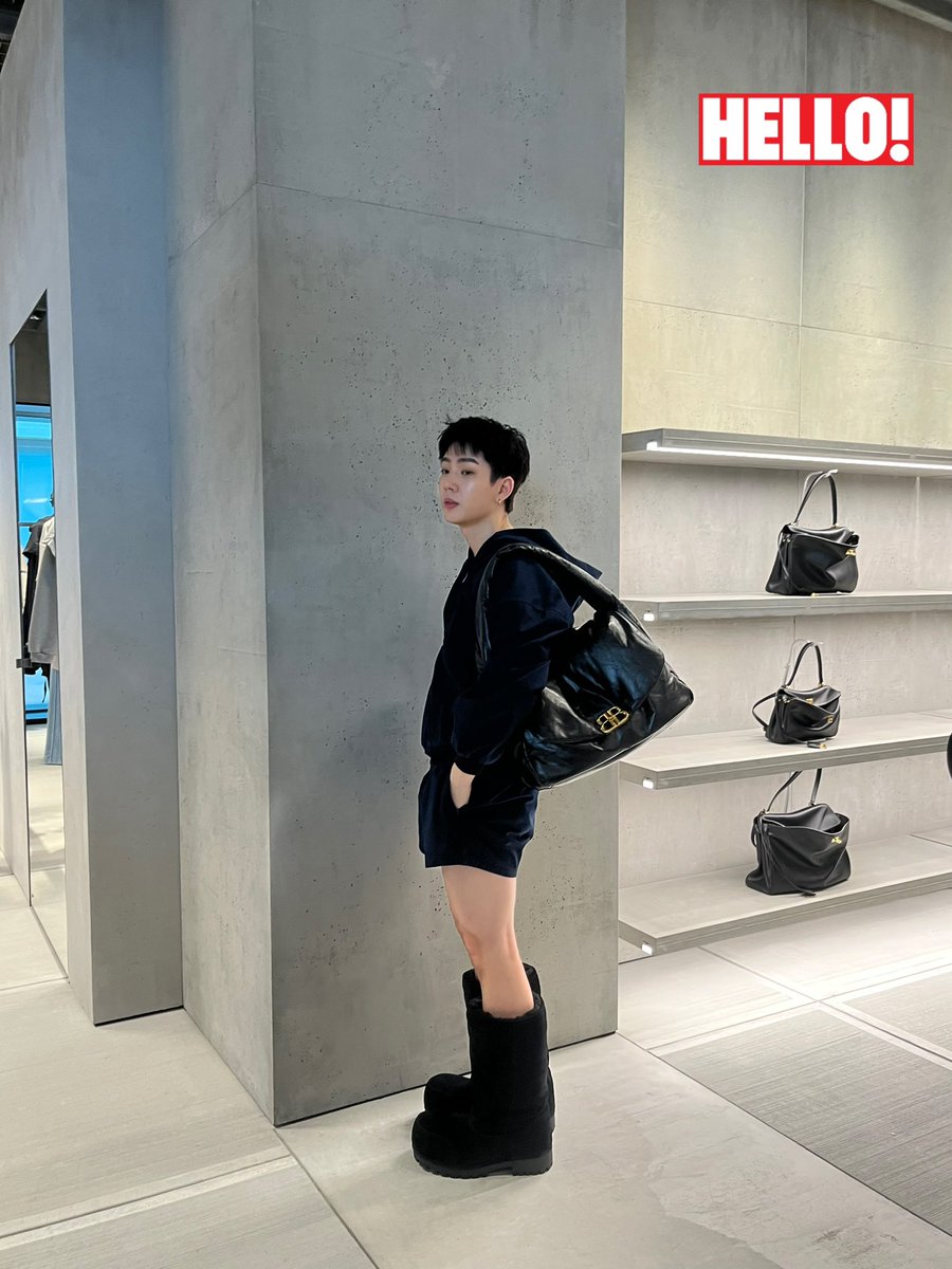 HelloMagTH's tweet photo. มาแล้ว! ออฟ จุมพล (@tumcial) ในงานเปิดตัวสโตร์แห่งใหม่ของ Balenciaga ศูนย์การค้าเอ็มควอเทียร์ ชั้น M

#HELLOMagazineThailand
#HELLOThUpdate 
#Balenciaga 
#BalenciagaEmQuartier
#OFFJUMPOL
#ออฟจุมพล
#balenciagaXOFFJUMPOL https://t.co/AoG8khUDr5