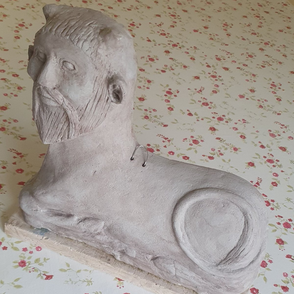 Pues sigo haciendo cosas de cerámica. Es mas o menos la Bicha de Balazote, escultura Ibera de lo mas inquietante.