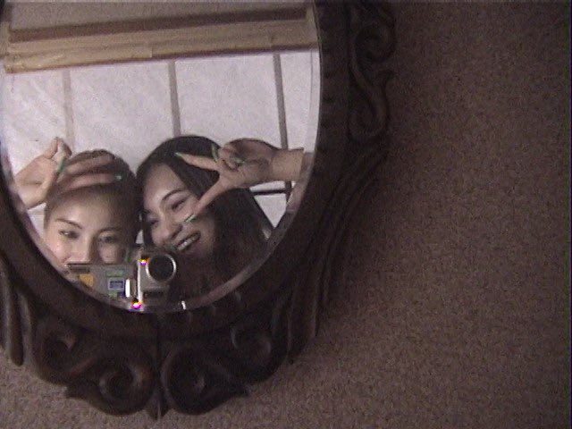 TABECHAUYO's tweet photo. 『ほんとうにあった怖い話 変な間取り』試写で観ました。こんなジャケだけど、おふざけ一切なしの真っ当なホラー。しかもどれも絶妙に気味が悪い！直接的な脅かしはせずに、澱んだ空気と不協和音と悪意に満ちた演出で背筋を凍らせる、実に厭な内容。思ったよりも怖くて途中から背筋が伸びました。 https://t.co/GEd7WmQhqw