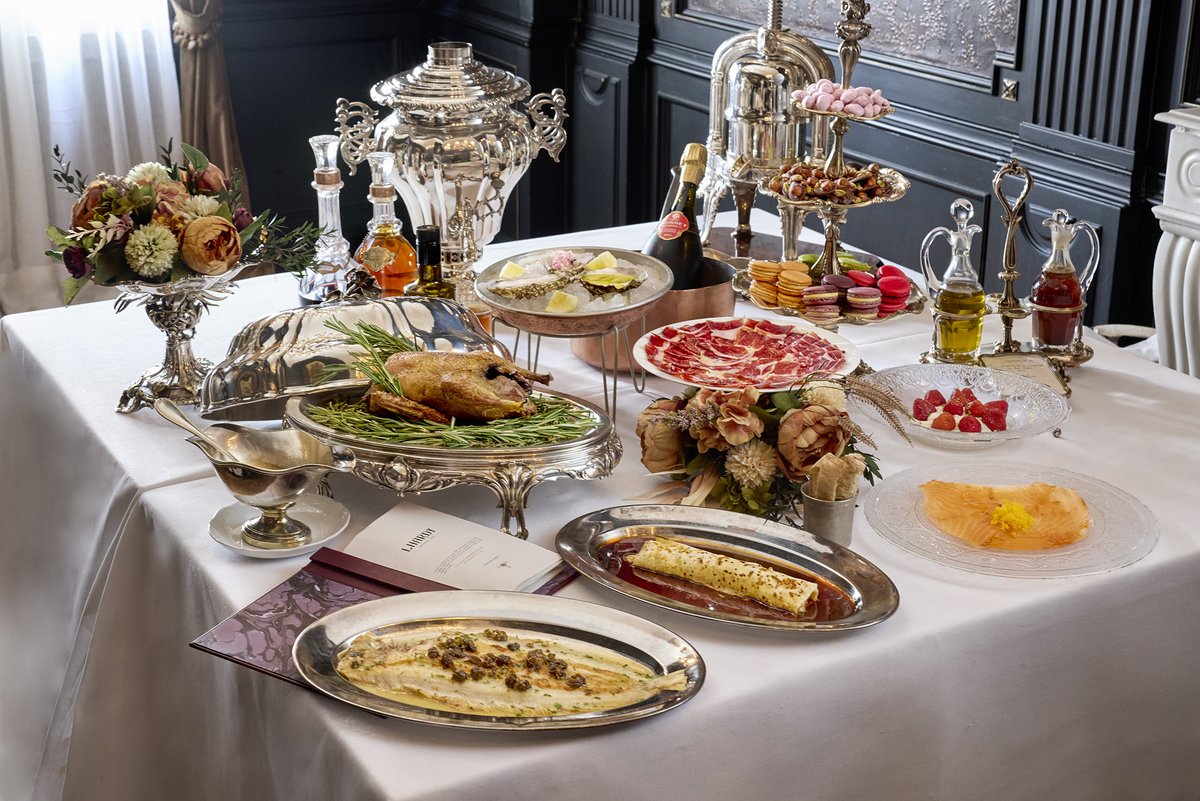 Con esta preciosa mesa en la que mostramos algunas de nuestras más recientes incorporaciones nos despedimos. Cerramos por vacaciones desde mañana hasta el martes 20, en el que abriremos nuestras puertas de nuevo.
#Lhardy
 #Madrid1839