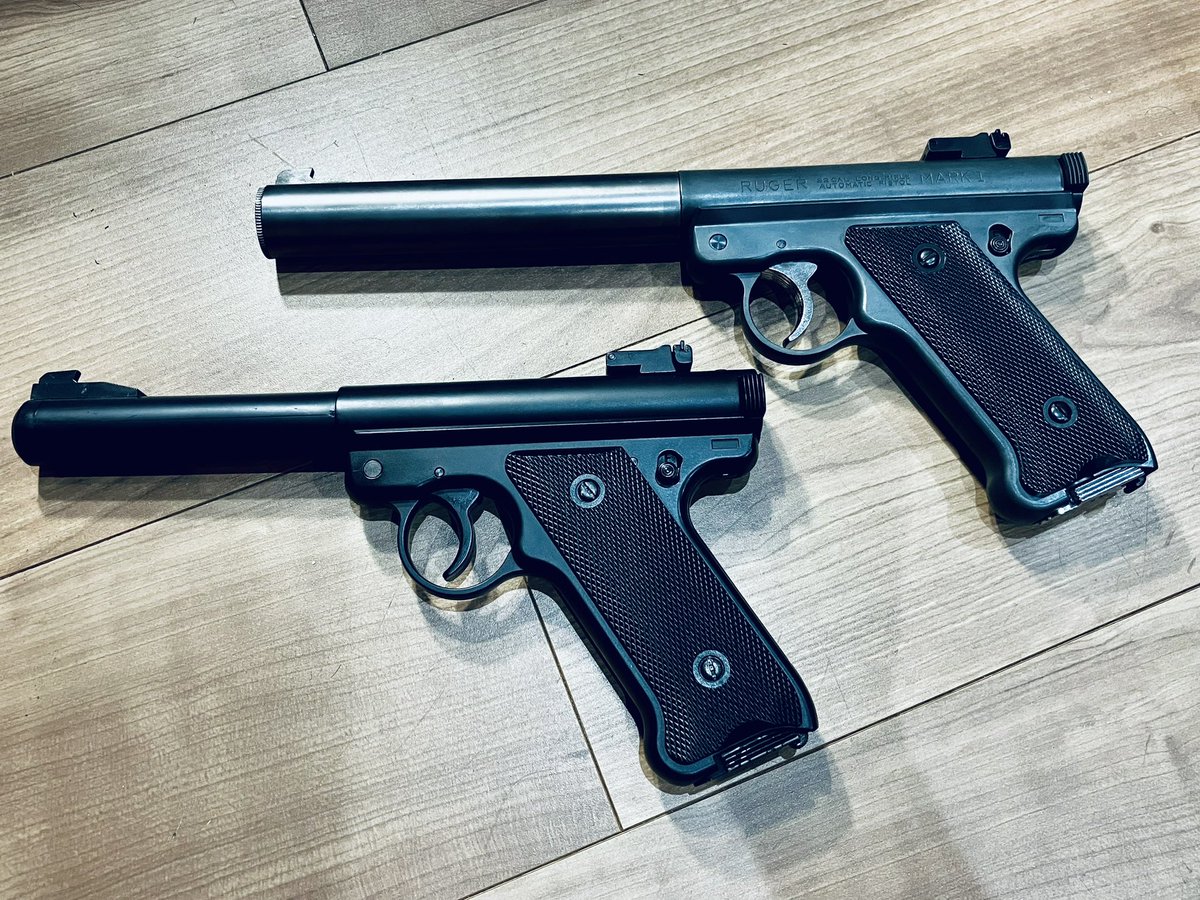 MAZDA_1978's tweet photo. 先日購入したマルシン Mark1。
いつも使ってるソーコムの変わりになるかと思ったが、見た目だけで消音効果は無かったのてで、もう1丁持っていたKJのスタームルガーにSIDEARMS製のサイレンサーキットを装置。
しっかり音も消えていい感じに。
#SIDEARMS
#マルシン
#Mac
#Mark1 https://t.co/Mwv1aIAGPZ