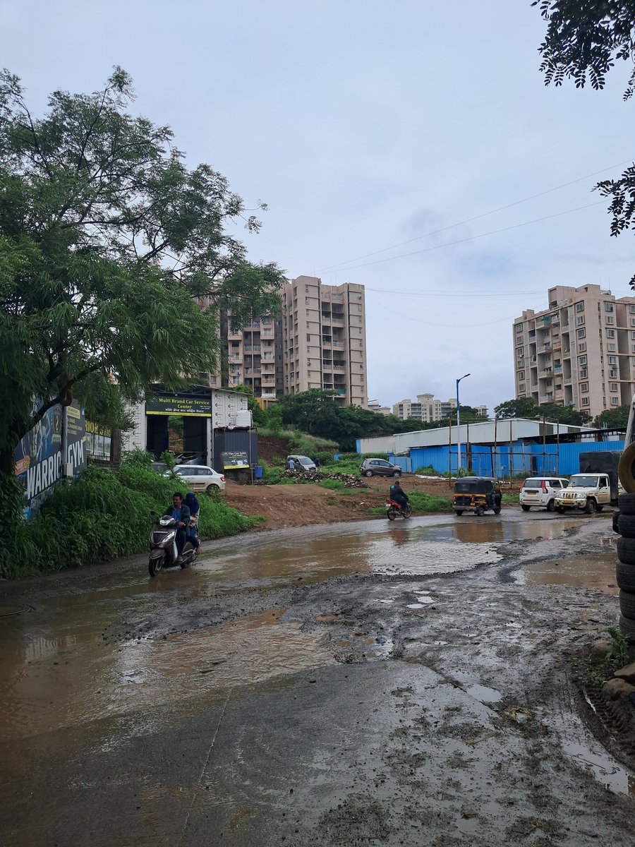 Handewadiresid1's tweet photo. 🛑🚧 The Nyati Estate Road stretch to Shauryawada is in dire need of attention! With the monsoon upon us, the road conditions have worsened, making it prone to accidents. 🚑 Let's call for urgent repairs to ensure the safety of all residents and commuters. Safety first! https://t.co/38PEPuuhWL