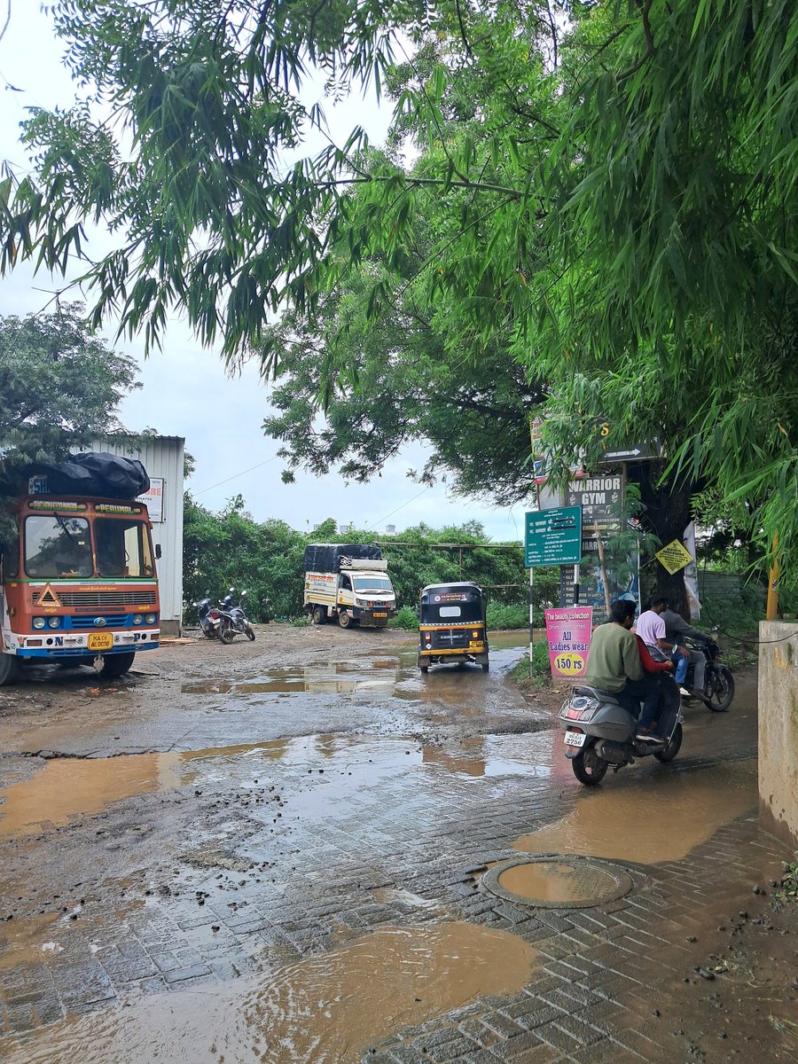 Handewadiresid1's tweet photo. 🛑🚧 The Nyati Estate Road stretch to Shauryawada is in dire need of attention! With the monsoon upon us, the road conditions have worsened, making it prone to accidents. 🚑 Let's call for urgent repairs to ensure the safety of all residents and commuters. Safety first! https://t.co/38PEPuuhWL