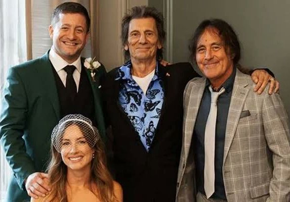 Kritikzine's tweet photo. Iron Maiden ve The Rolling Stones birbiriyle dünür oldu! 

Dünyanın en popüler rock ve metal grupları Iron Maiden'ın basçısı Steve Harris'in kızı Faye Harris ve The Rolling Stones gitaristi Ronnie Wood'un oğlu Tyrone Wood evlendi. https://t.co/iHF2m2tvO8