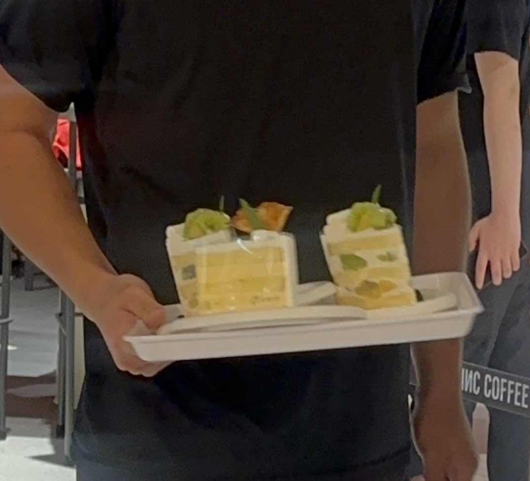 의리의 인크커피픽 케이크~
키위케이크 하와이안케이크인듯?